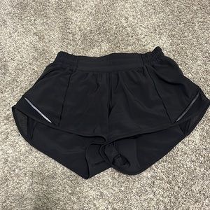 Lululemen black 2.5 hotty hot shorts